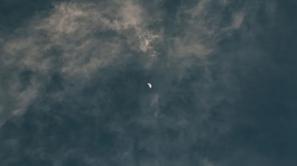Luna entre nubes en el cielo nocturno