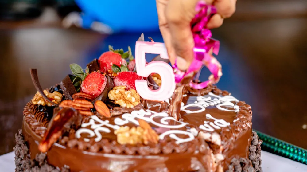 Tarta de cumpleaños con velas encendidas