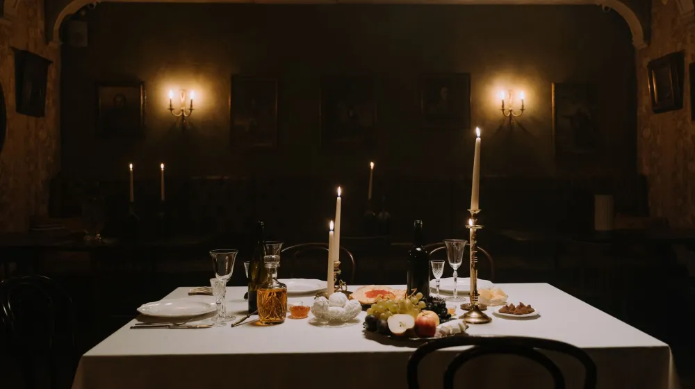 Mesa preparada para una cena romántica con velas