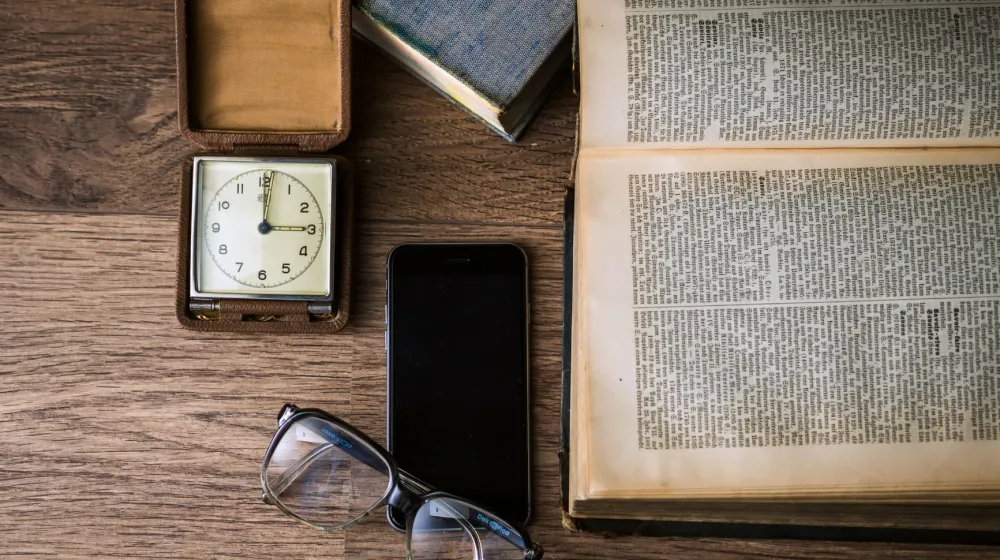 Reloj vintage sobre un escritorio de madera