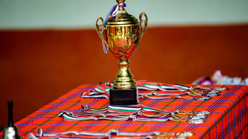 Trofeo de éxito sobre una mesa
