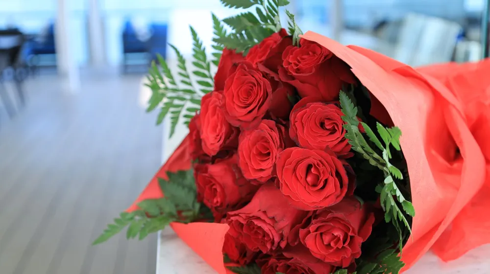 Ramo de rosas rojas en primer plano