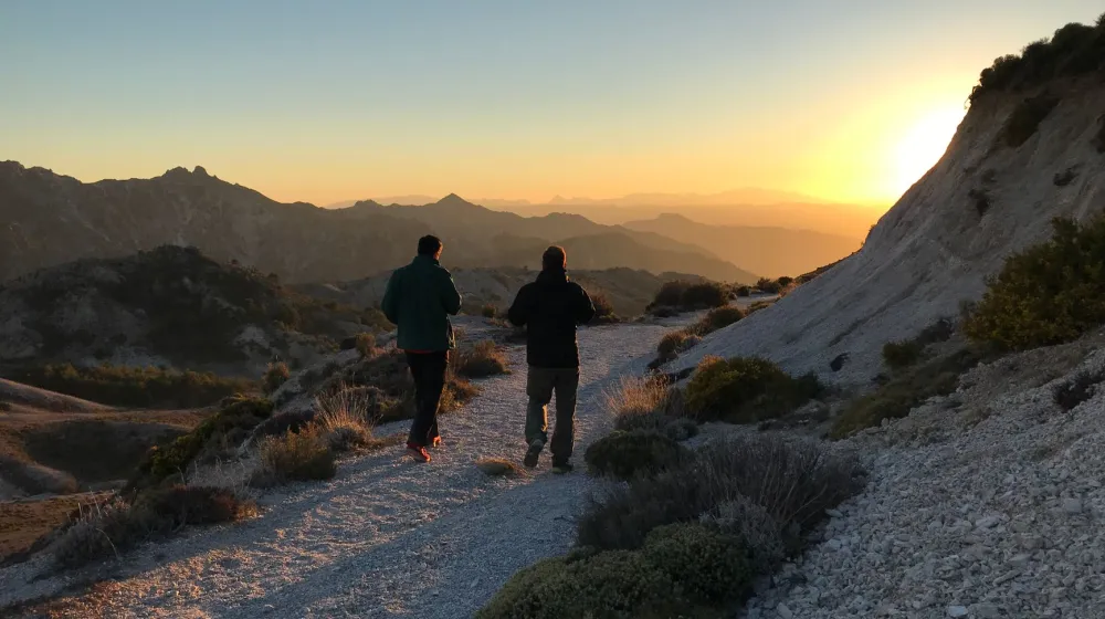 Sendero de montaña al amanecer