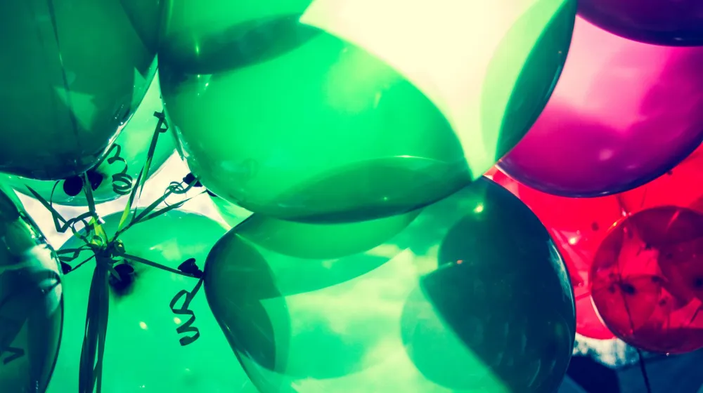 Globos de colores decorando una fiesta de cumpleaños